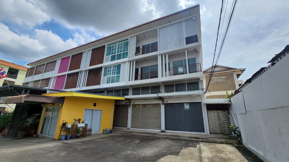 For SaleShop HouseNawamin, Ramindra : Sell ​​3.5 -story commercial building with tenants of 51 sq.w., after the corner is located in Soi Sai Mai Soi 6.