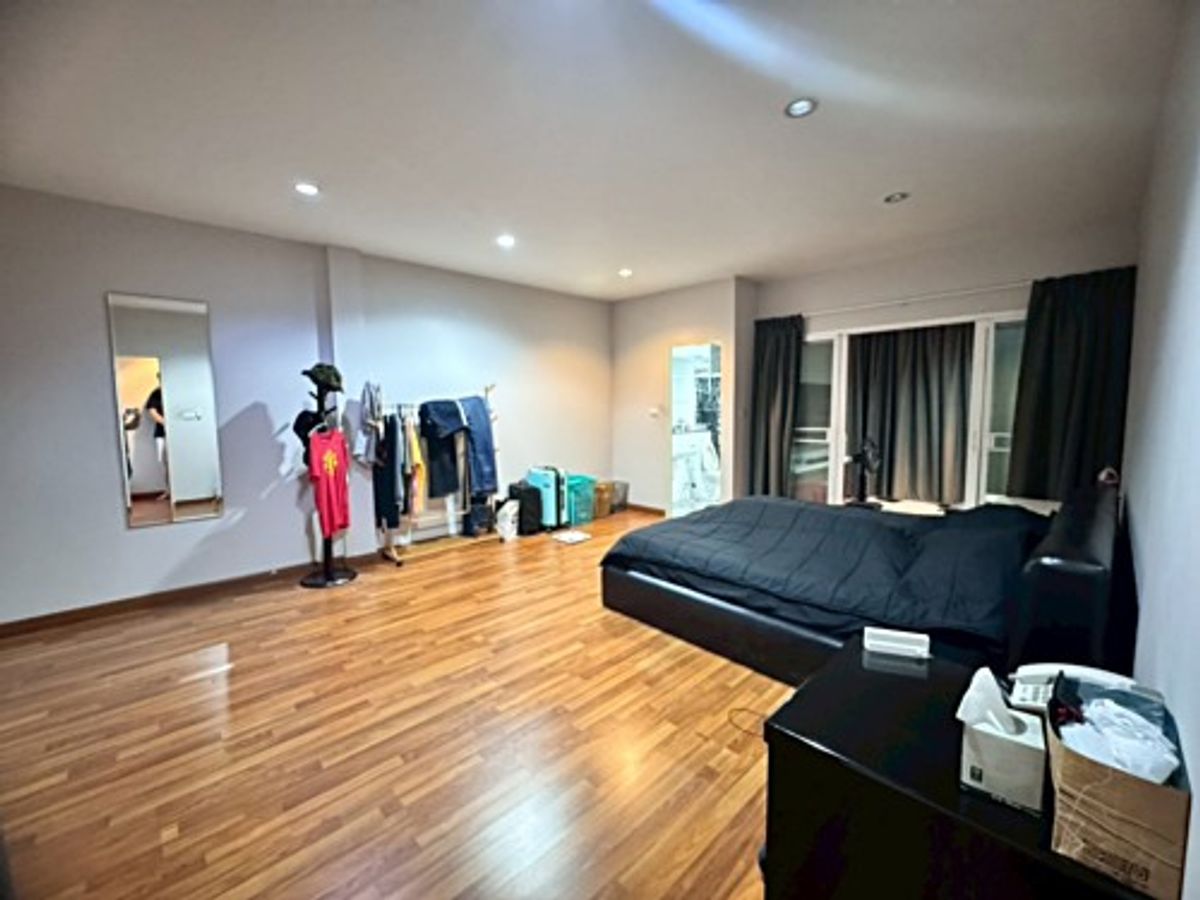 For SaleTownhomePattanakan, Srinakarin : Special opportunity! 3 -story townhouse for sale, brand new condition Ready Golden Location Development 44 (N.1884)