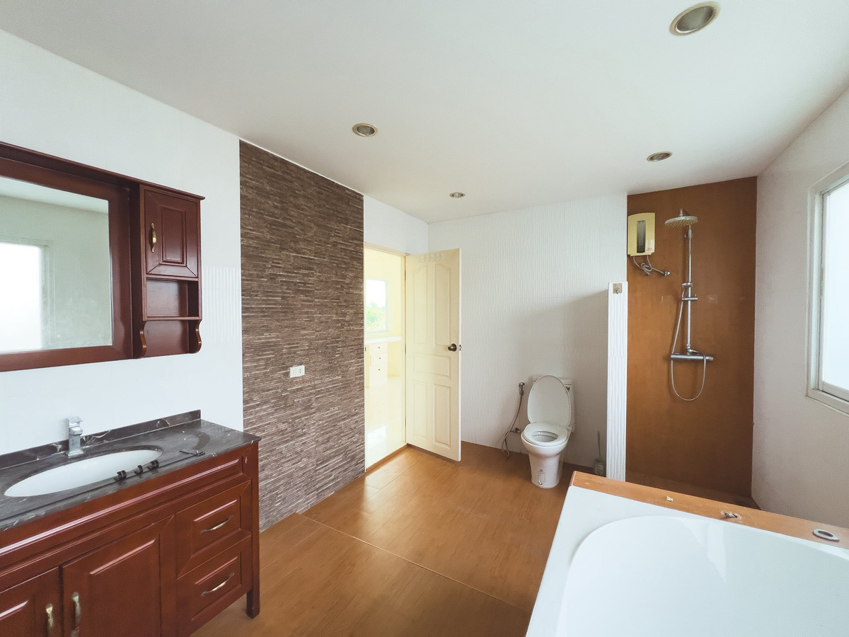 For SaleHousePattaya, Bangsaen, Chonburi : House for sale in Pattaya With a private pool over 1 rai