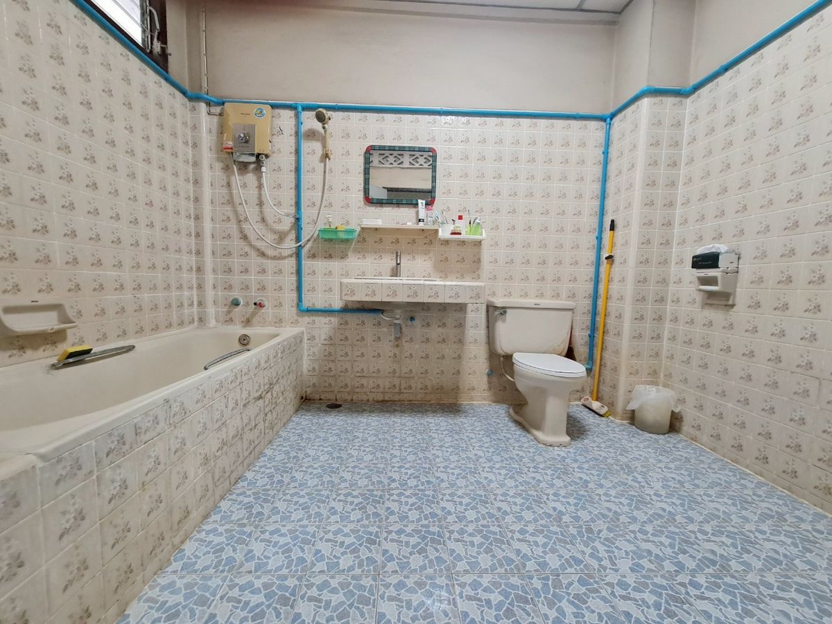 ขายทาวน์โฮมคลองเตย กล้วยน้ำไท : ขายทาวน์โฮม 3 ชั้น 2 ห้อง เนื้อที่ 62 ตร.ว. หมู่บ้านร่วมจิตร ทำเลทอง การเดินทางสะดวกมาก ซอยสุขุมวิท 22