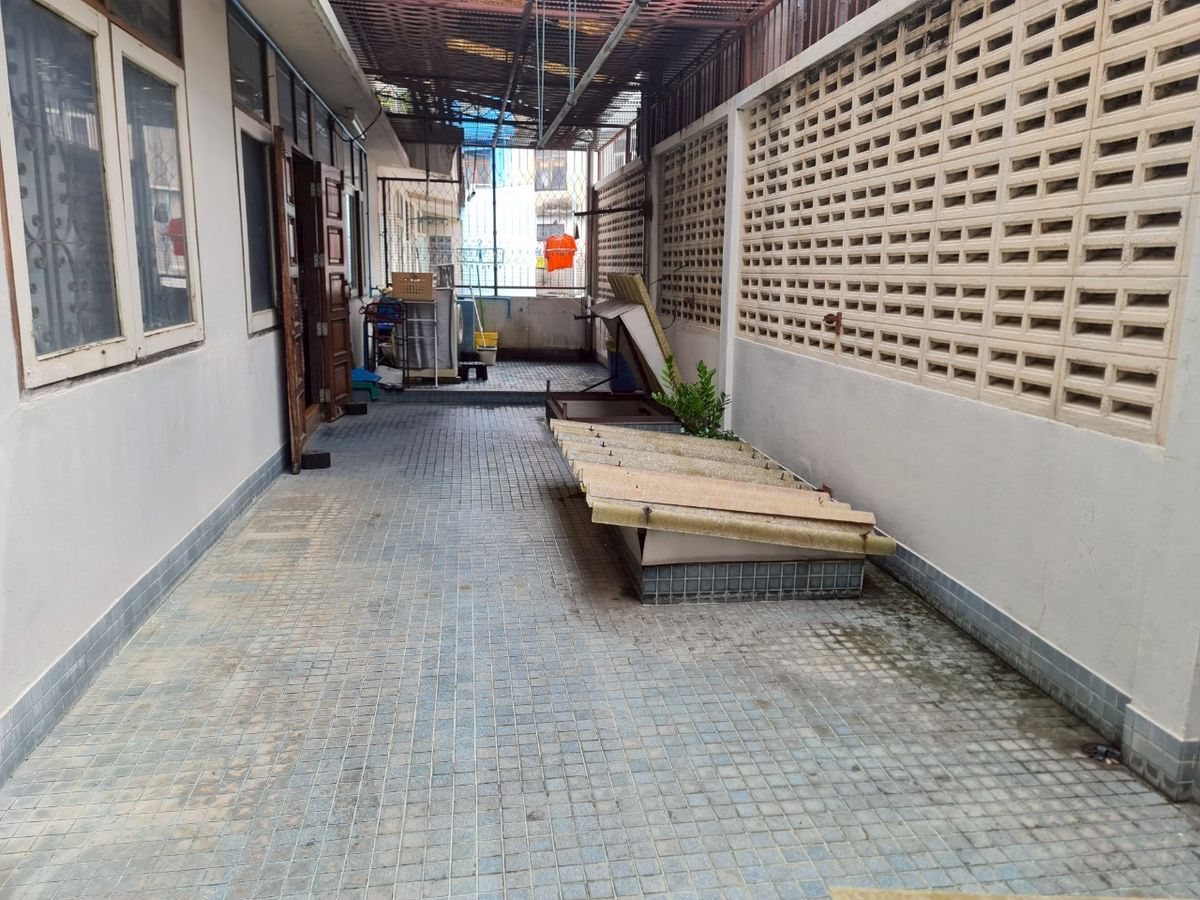 ขายทาวน์โฮมคลองเตย กล้วยน้ำไท : ขายทาวน์โฮม 3 ชั้น 2 ห้อง เนื้อที่ 62 ตร.ว. หมู่บ้านร่วมจิตร ทำเลทอง การเดินทางสะดวกมาก ซอยสุขุมวิท 22