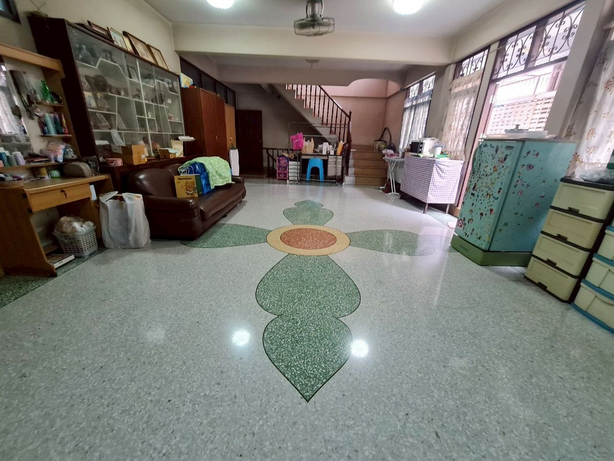 ขายทาวน์โฮมคลองเตย กล้วยน้ำไท : ขายทาวน์โฮม 3 ชั้น 2 ห้อง เนื้อที่ 62 ตร.ว. หมู่บ้านร่วมจิตร ทำเลทอง การเดินทางสะดวกมาก ซอยสุขุมวิท 22