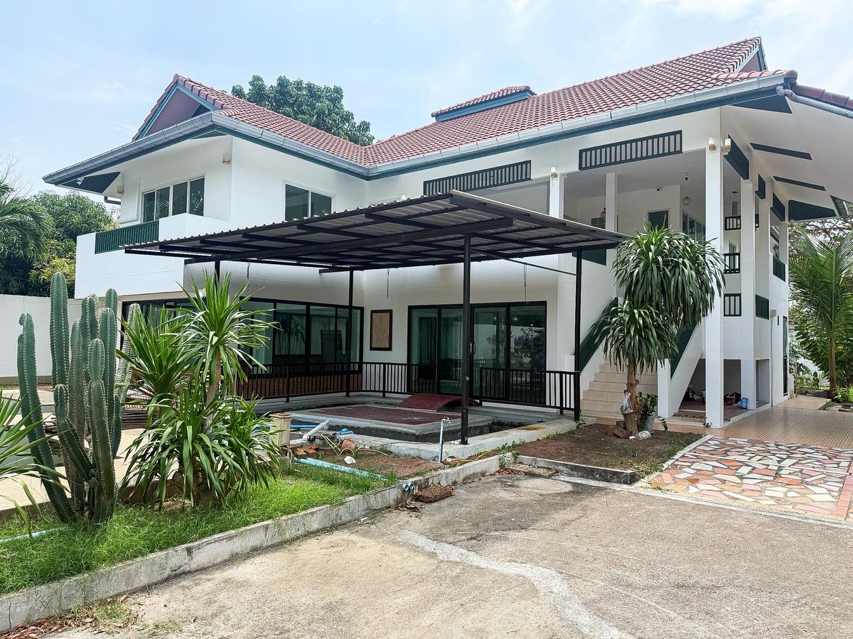 For SaleHousePattaya, Bangsaen, Chonburi : House for sale in Pattaya With a private pool over 1 rai
