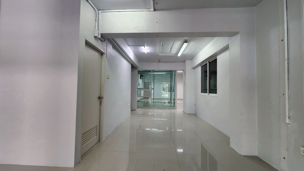 ขายอาคารพาณิชย์นวมินทร์ รามอินทรา : ขายอาคารพาณิชย์ 3.5 ชั้นพร้อมผู้เช่า เนื้อที่ 51 ตร.ว. หลังมุม ตั้งอยู่ในซอยสายไหมซอย 6