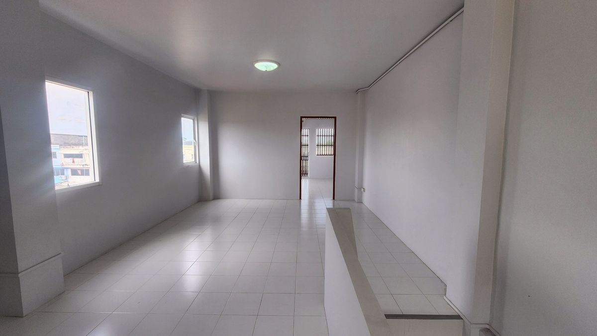 ขายอาคารพาณิชย์นวมินทร์ รามอินทรา : ขายอาคารพาณิชย์ 3.5 ชั้นพร้อมผู้เช่า เนื้อที่ 51 ตร.ว. หลังมุม ตั้งอยู่ในซอยสายไหมซอย 6