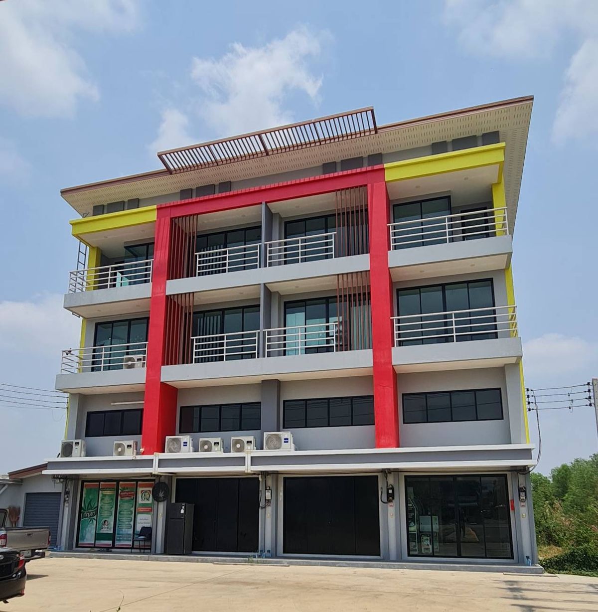 Shop HouseChachoengsao : Selling and renting a 3.5 -story luxury commercial building on the 3481 road, Nang Nam Priao District, Chachoengsao Province
