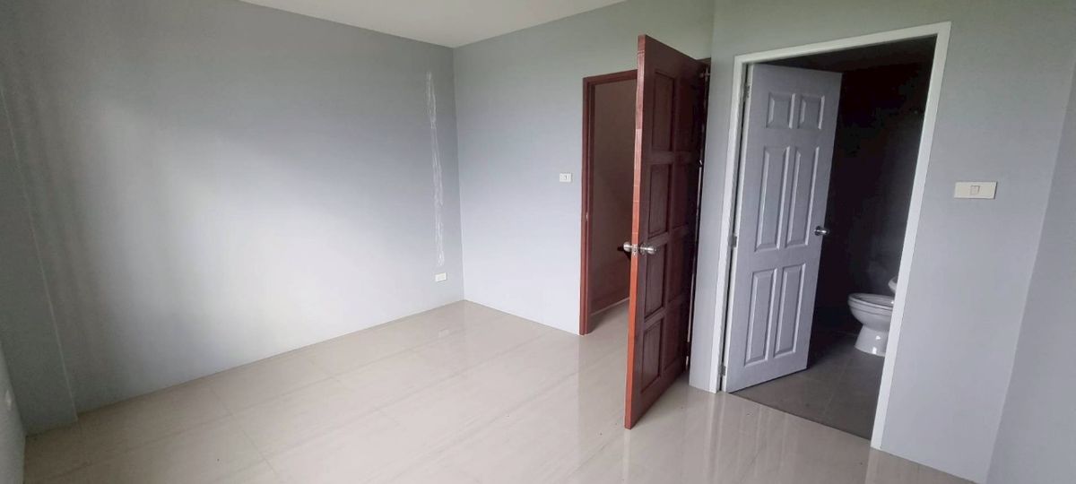 Shop HouseChachoengsao : Selling and renting a 3.5 -story luxury commercial building on the 3481 road, Nang Nam Priao District, Chachoengsao Province