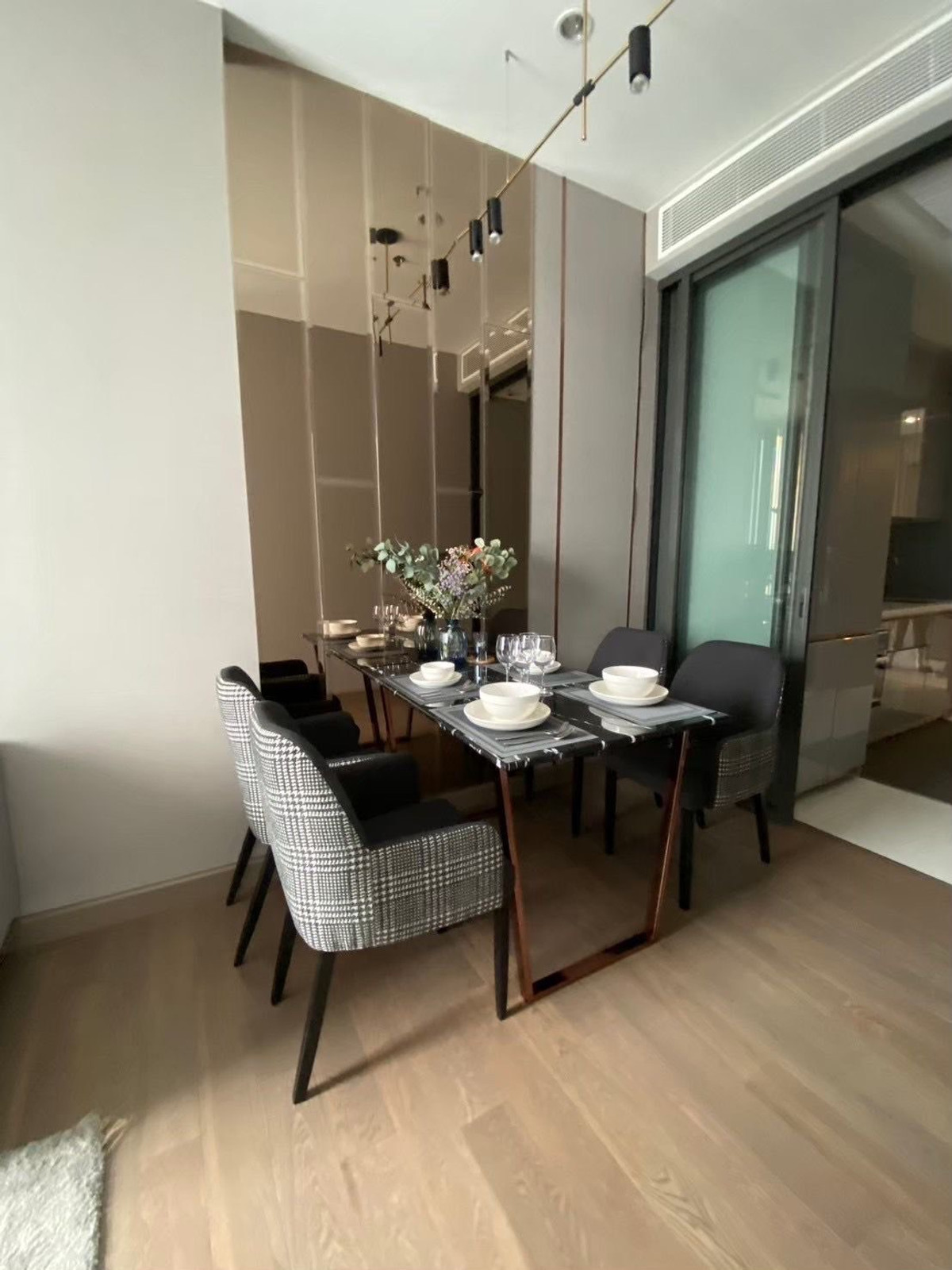 ให้เช่าคอนโดพระราม 9 เพชรบุรีตัดใหม่ RCA : NICE DECORATION -- FOR RENT 1 BEDROOM 48 SQ.M -- READY TO MOVE IN -- Call now 094-641-5974