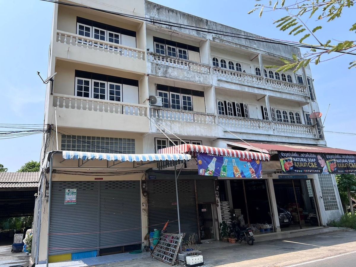 For SaleShop HouseNakhon Pathom : Sell ​​3 and a half -story commercial building on the entrance to the Sam Phran Municipality Market. Suitable for renting a rental room