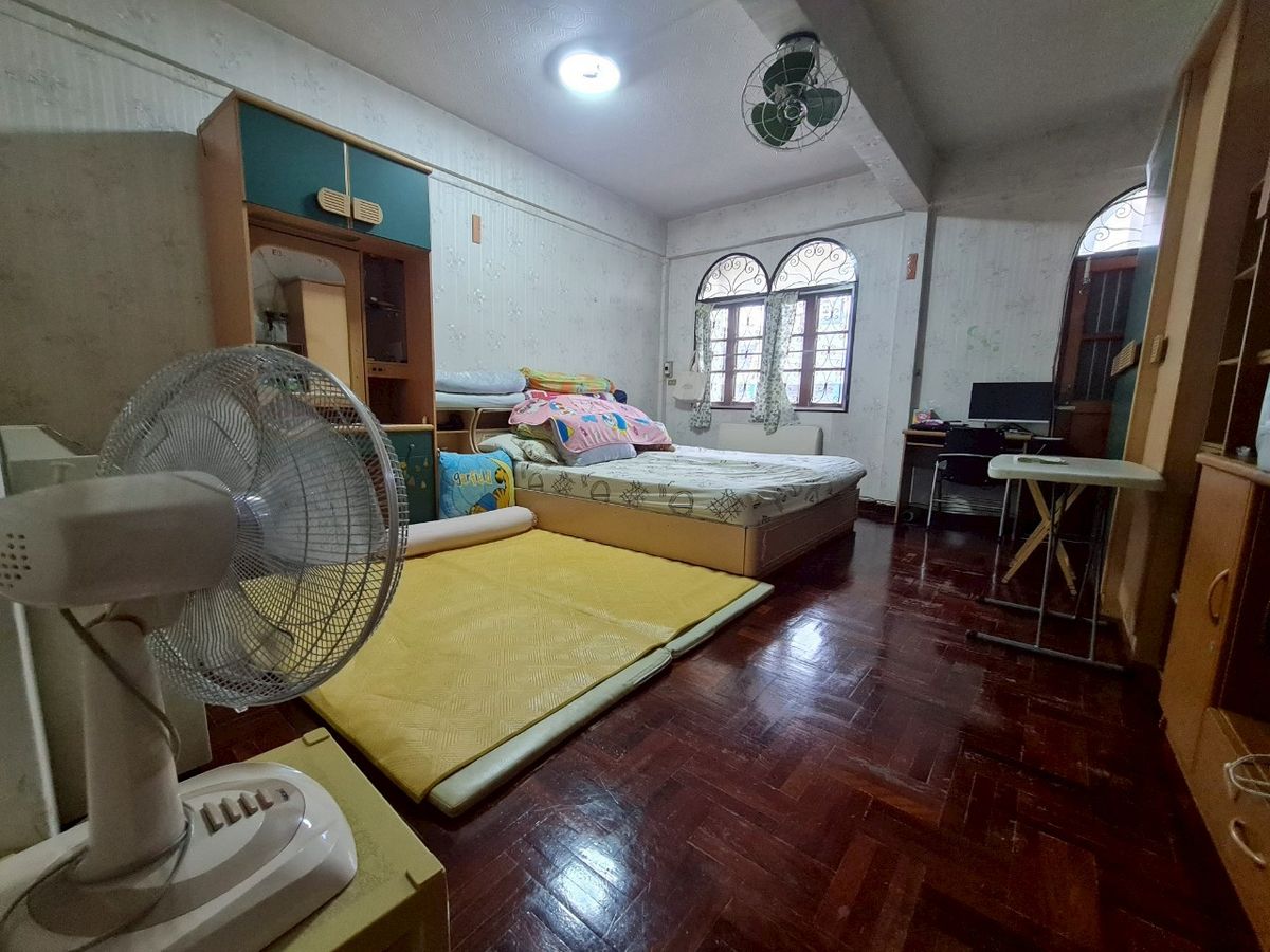 ขายทาวน์โฮมคลองเตย กล้วยน้ำไท : ขายทาวน์โฮม 3 ชั้น 2 ห้อง เนื้อที่ 62 ตร.ว. หมู่บ้านร่วมจิตร ทำเลทอง การเดินทางสะดวกมาก ซอยสุขุมวิท 22