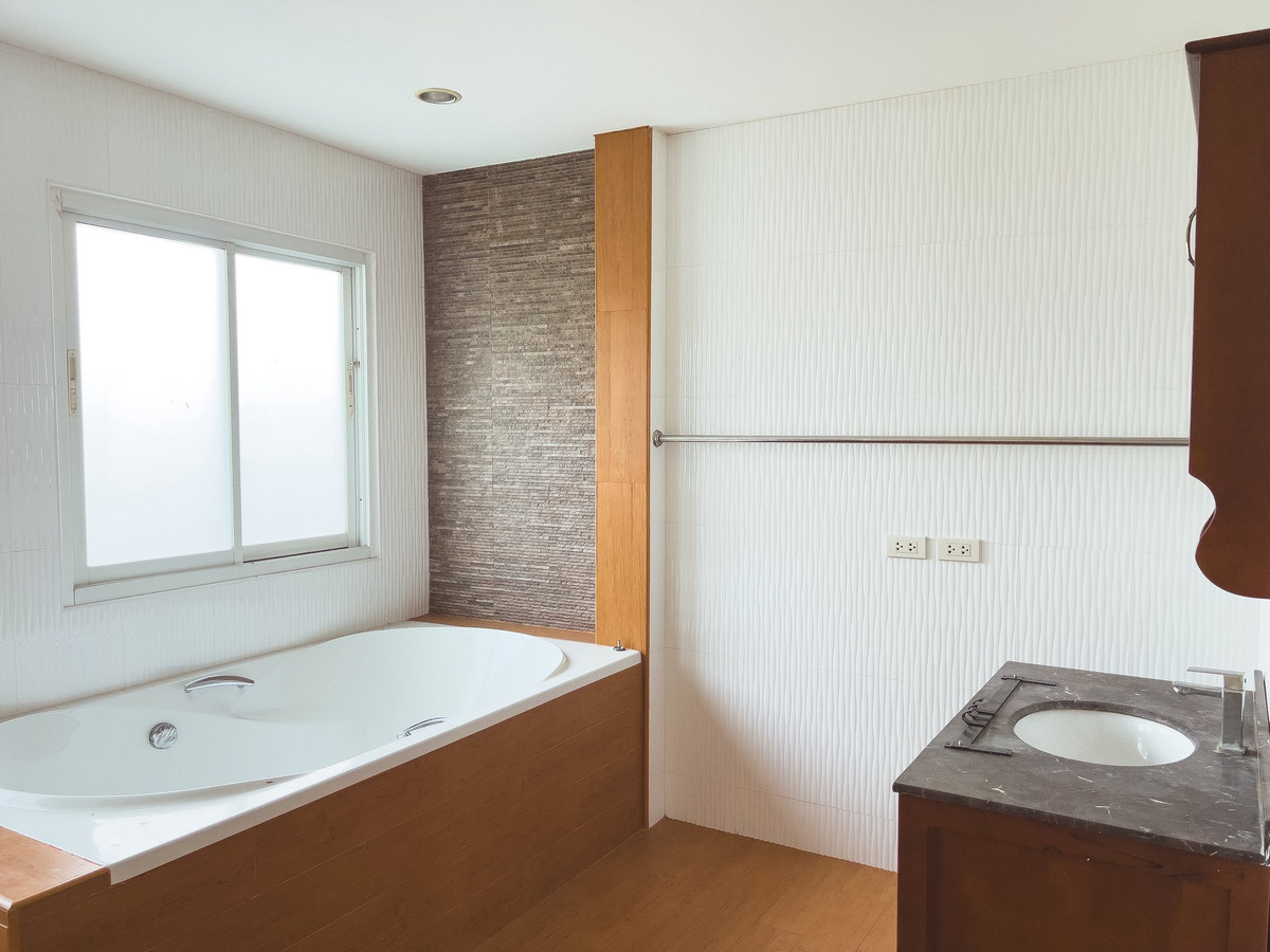 For SaleHousePattaya, Bangsaen, Chonburi : House for sale in Pattaya With a private pool over 1 rai