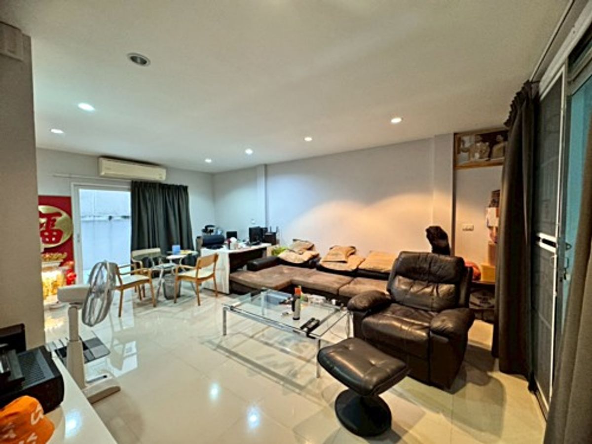 For SaleTownhomePattanakan, Srinakarin : Special opportunity! 3 -story townhouse for sale, brand new condition Ready Golden Location Development 44 (N.1884)