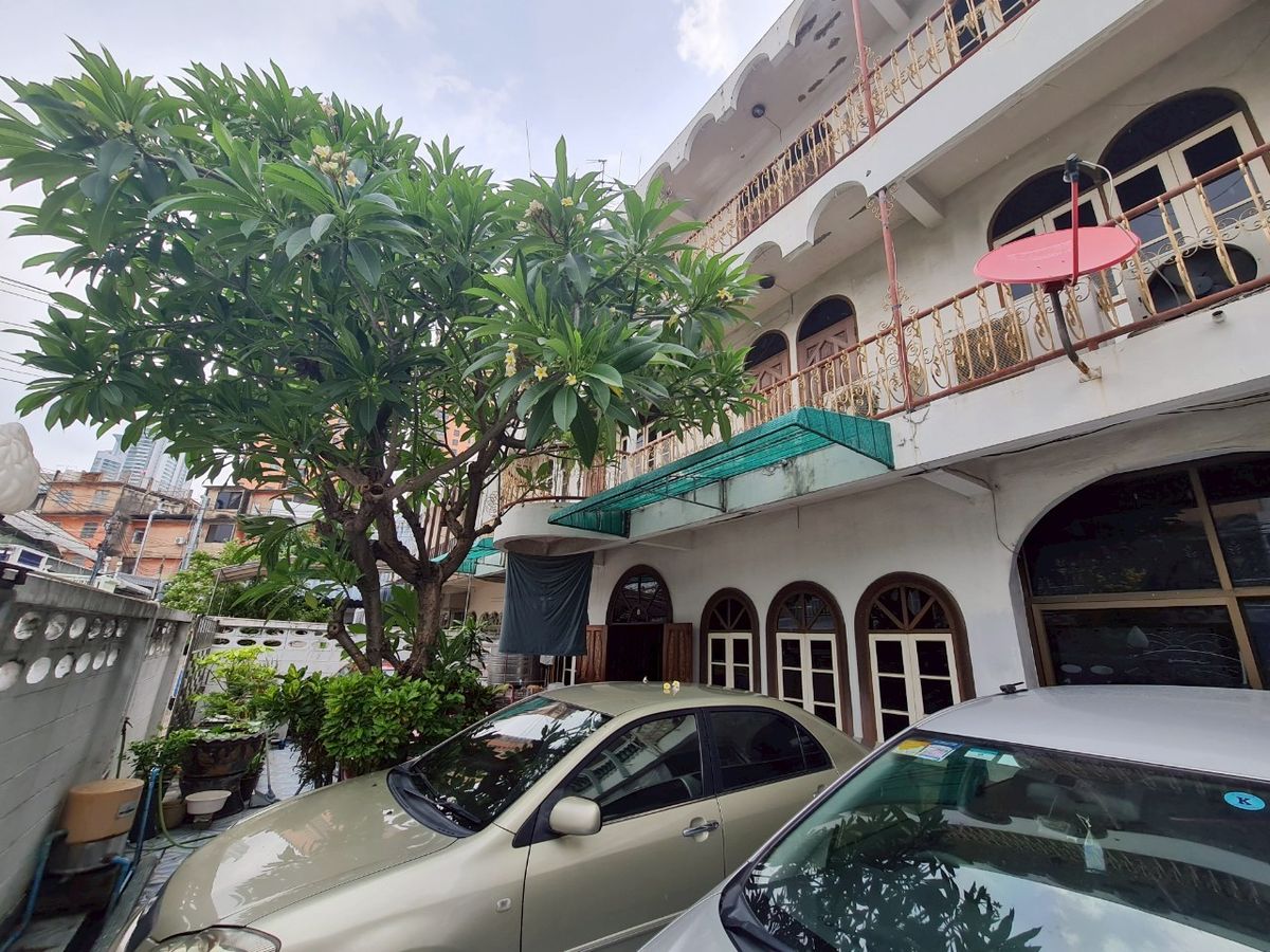 ขายทาวน์โฮมคลองเตย กล้วยน้ำไท : ขายทาวน์โฮม 3 ชั้น 2 ห้อง เนื้อที่ 62 ตร.ว. หมู่บ้านร่วมจิตร ทำเลทอง การเดินทางสะดวกมาก ซอยสุขุมวิท 22