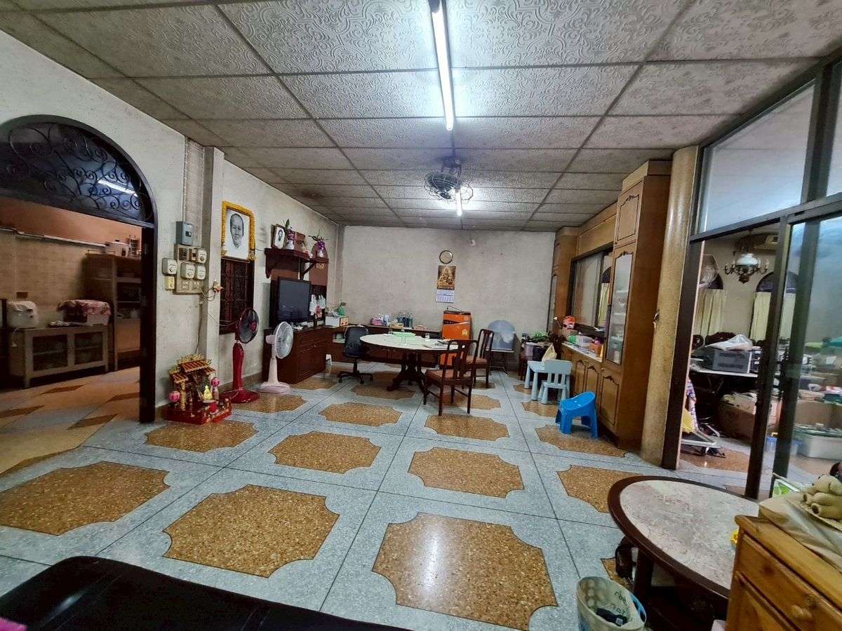 ขายทาวน์โฮมคลองเตย กล้วยน้ำไท : ขายทาวน์โฮม 3 ชั้น 2 ห้อง เนื้อที่ 62 ตร.ว. หมู่บ้านร่วมจิตร ทำเลทอง การเดินทางสะดวกมาก ซอยสุขุมวิท 22