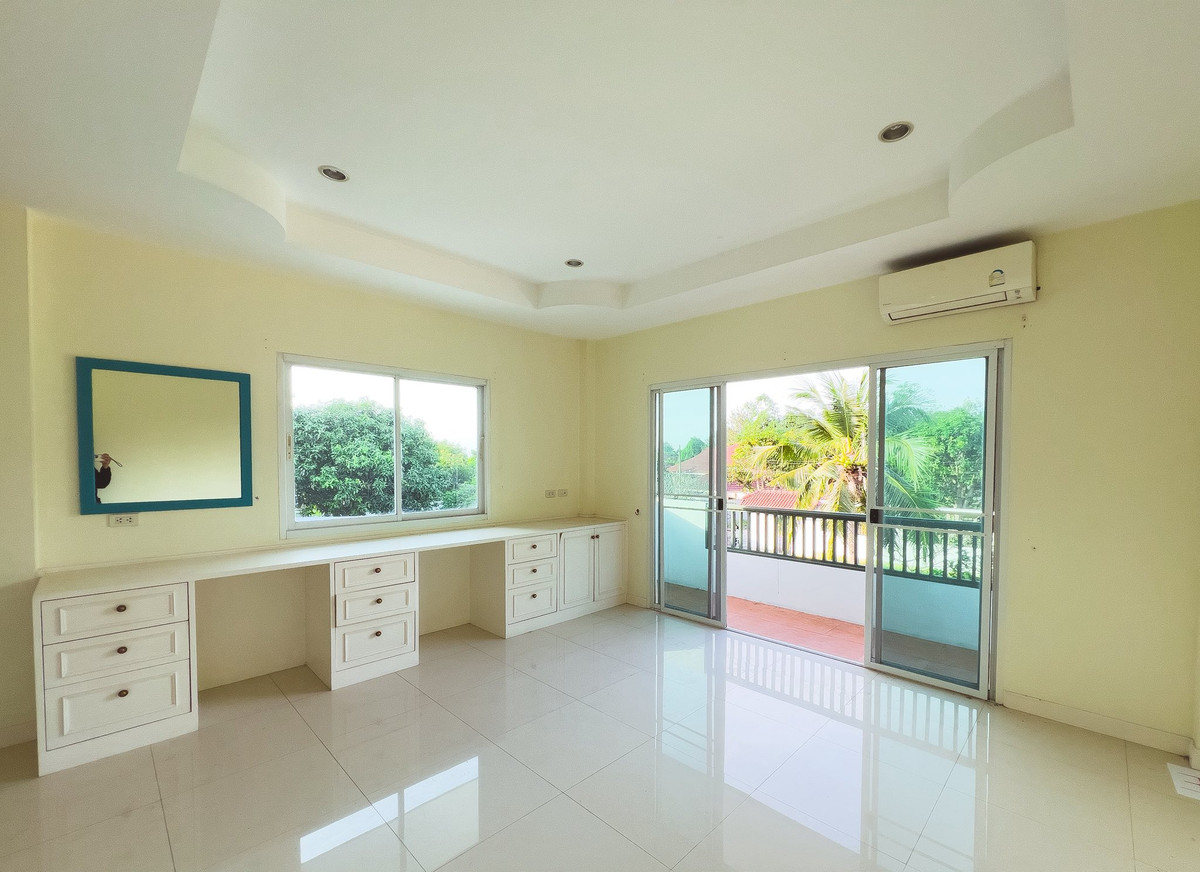 For SaleHousePattaya, Bangsaen, Chonburi : House for sale in Pattaya With a private pool over 1 rai