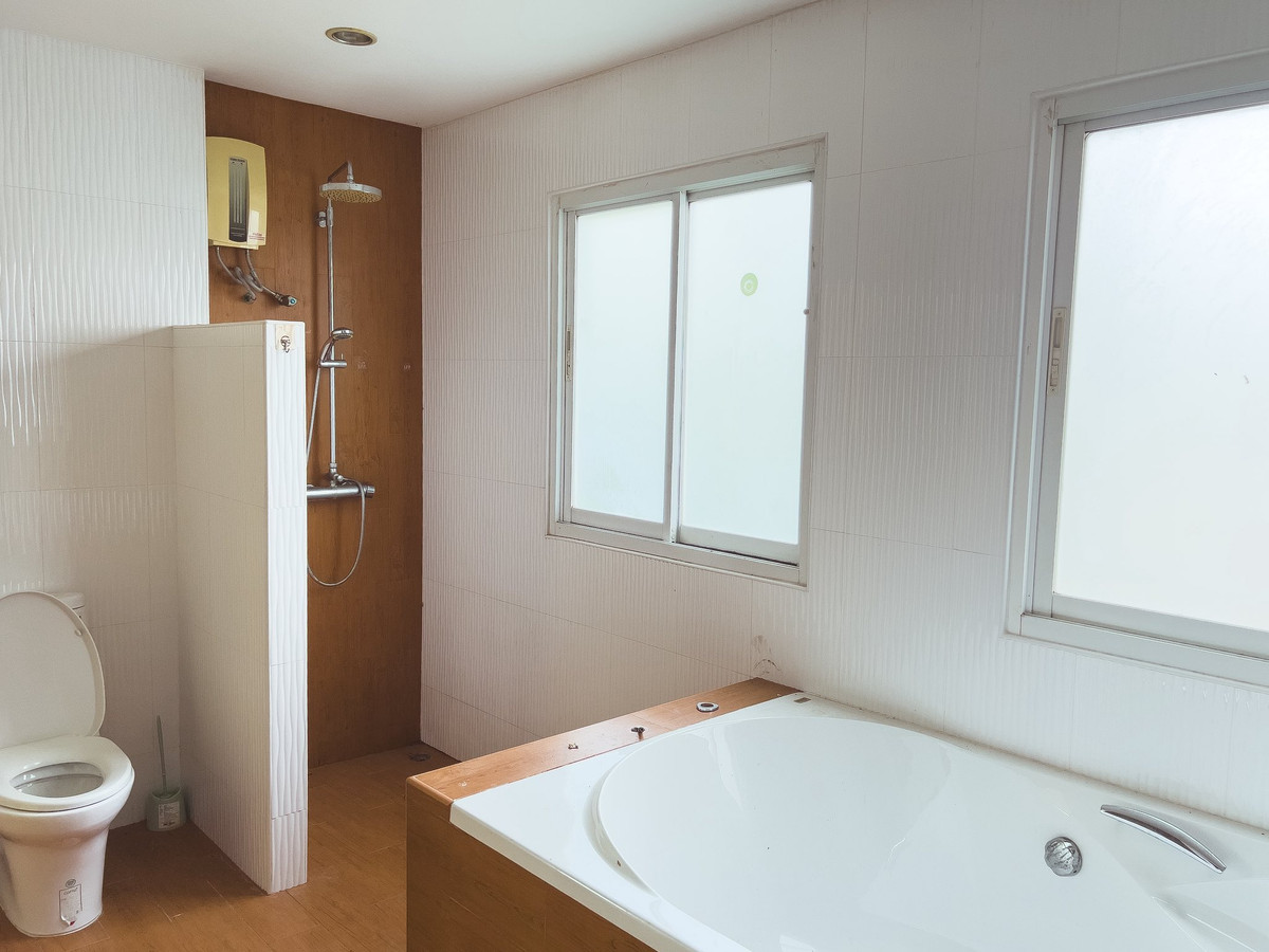 For SaleHousePattaya, Bangsaen, Chonburi : House for sale in Pattaya With a private pool over 1 rai