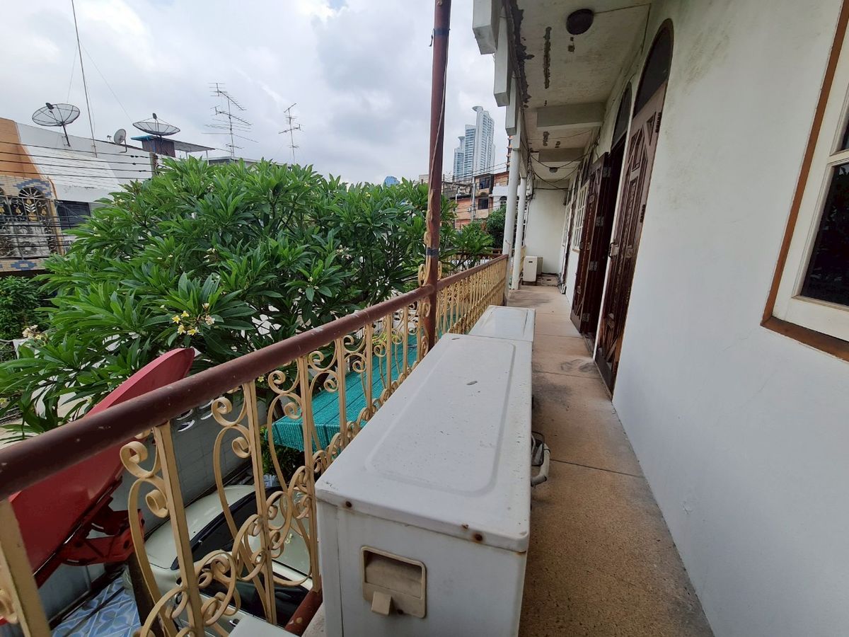 ขายทาวน์โฮมคลองเตย กล้วยน้ำไท : ขายทาวน์โฮม 3 ชั้น 2 ห้อง เนื้อที่ 62 ตร.ว. หมู่บ้านร่วมจิตร ทำเลทอง การเดินทางสะดวกมาก ซอยสุขุมวิท 22