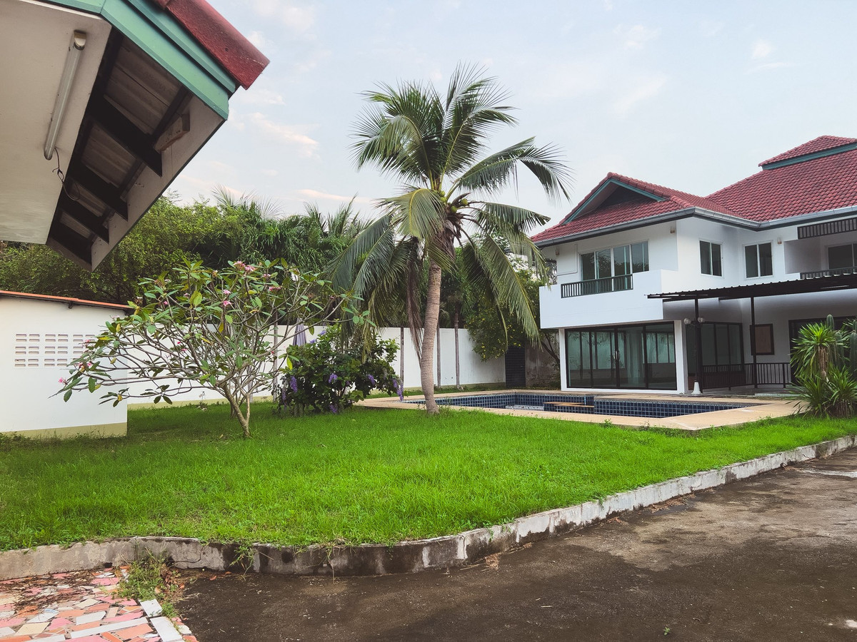 For SaleHousePattaya, Bangsaen, Chonburi : House for sale in Pattaya With a private pool over 1 rai