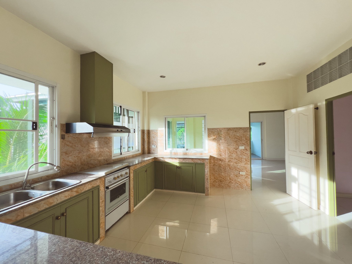 For SaleHousePattaya, Bangsaen, Chonburi : House for sale in Pattaya With a private pool over 1 rai