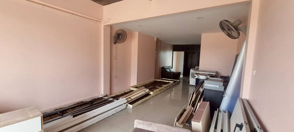 Shop HouseChachoengsao : Selling and renting a 3.5 -story luxury commercial building on the 3481 road, Nang Nam Priao District, Chachoengsao Province