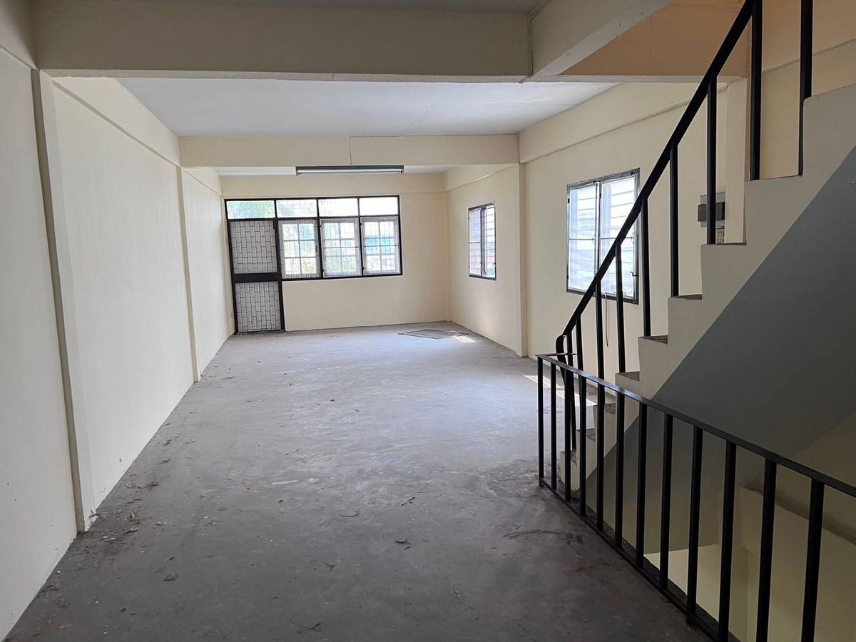 ขายอาคารพาณิชย์นครปฐม : ขาย อาคารพาณิชย์ 3 ชั้นครึ่ง ติดถนนทางเข้าตลาดเทศบาลสามพราน เหมาะทำธุรกิจค้าขาย ห้องเช่า