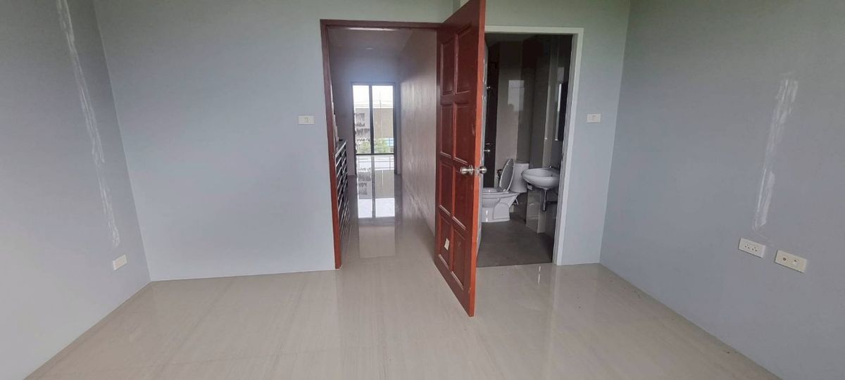 Shop HouseChachoengsao : Selling and renting a 3.5 -story luxury commercial building on the 3481 road, Nang Nam Priao District, Chachoengsao Province