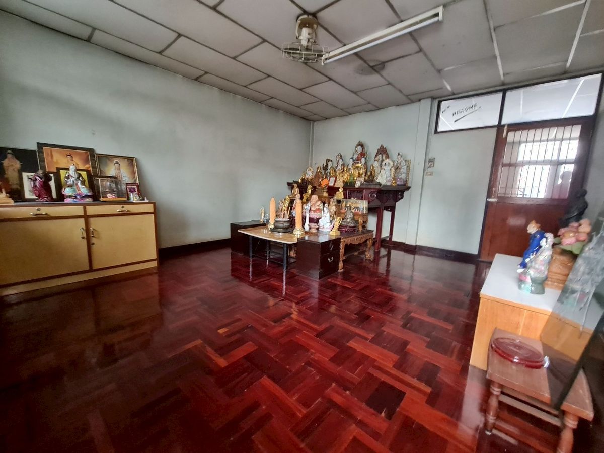 ขายทาวน์โฮมคลองเตย กล้วยน้ำไท : ขายทาวน์โฮม 3 ชั้น 2 ห้อง เนื้อที่ 62 ตร.ว. หมู่บ้านร่วมจิตร ทำเลทอง การเดินทางสะดวกมาก ซอยสุขุมวิท 22