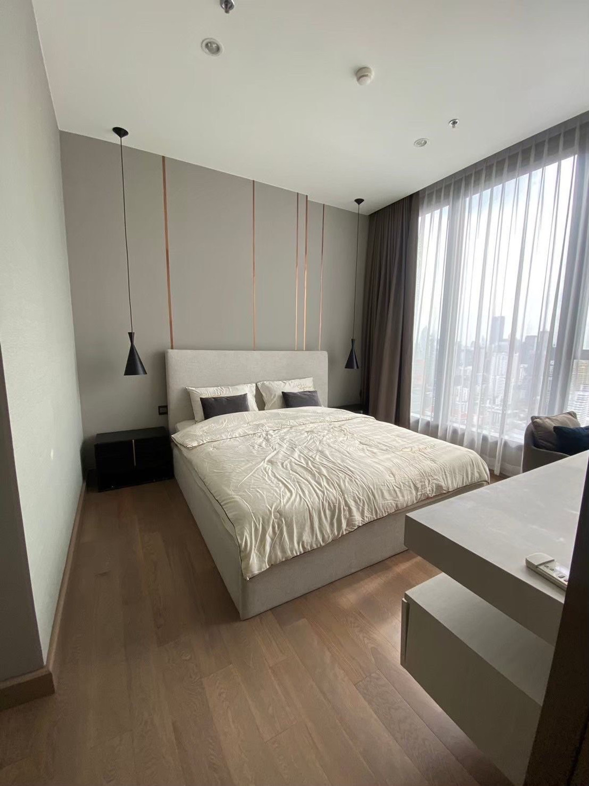 For RentCondoRama9, Petchburi, RCA : The best price in the building is very urgent. 1 bedroom 35 sq.w. The furniture is fully ready.