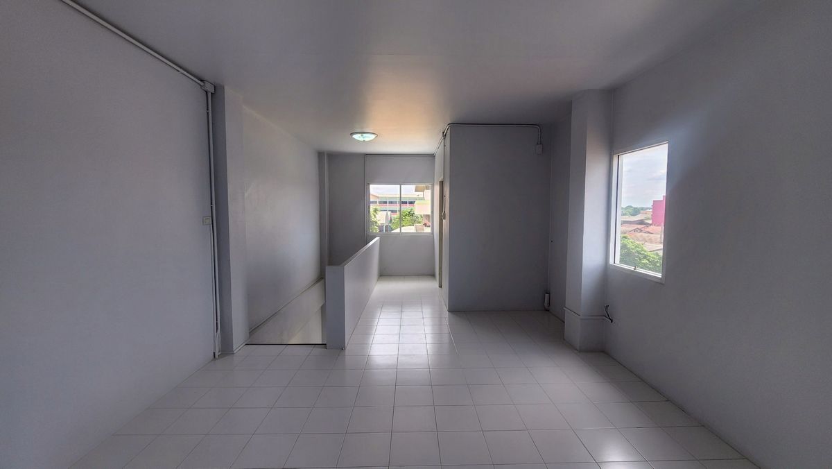 ขายอาคารพาณิชย์นวมินทร์ รามอินทรา : ขายอาคารพาณิชย์ 3.5 ชั้นพร้อมผู้เช่า เนื้อที่ 51 ตร.ว. หลังมุม ตั้งอยู่ในซอยสายไหมซอย 6