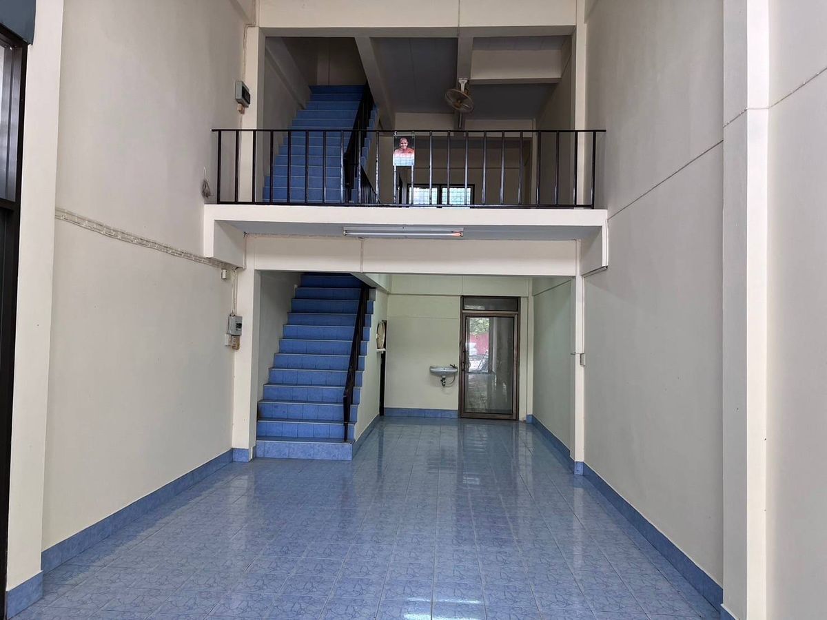 ขายอาคารพาณิชย์นครปฐม : ขาย อาคารพาณิชย์ 3 ชั้นครึ่ง ติดถนนทางเข้าตลาดเทศบาลสามพราน เหมาะทำธุรกิจค้าขาย ห้องเช่า