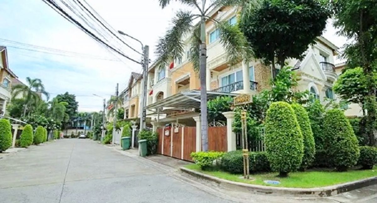 For RentTownhomeRattanathibet, Sanambinna : Dhurakij Pundit University 800m. 4Bed MRT Chaengwattana 14 2 km. Urgently for rent luxury 3-story to