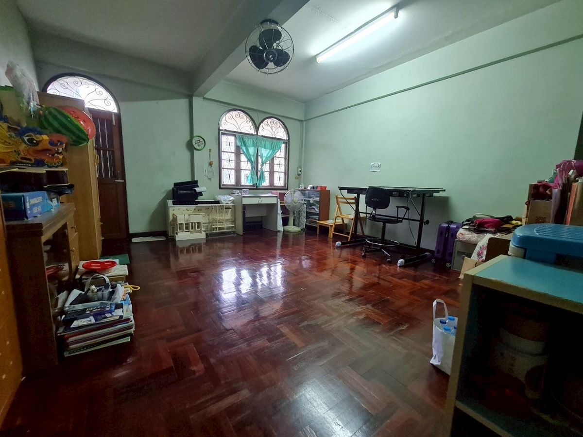 ขายทาวน์โฮมคลองเตย กล้วยน้ำไท : ขายทาวน์โฮม 3 ชั้น 2 ห้อง เนื้อที่ 62 ตร.ว. หมู่บ้านร่วมจิตร ทำเลทอง การเดินทางสะดวกมาก ซอยสุขุมวิท 22