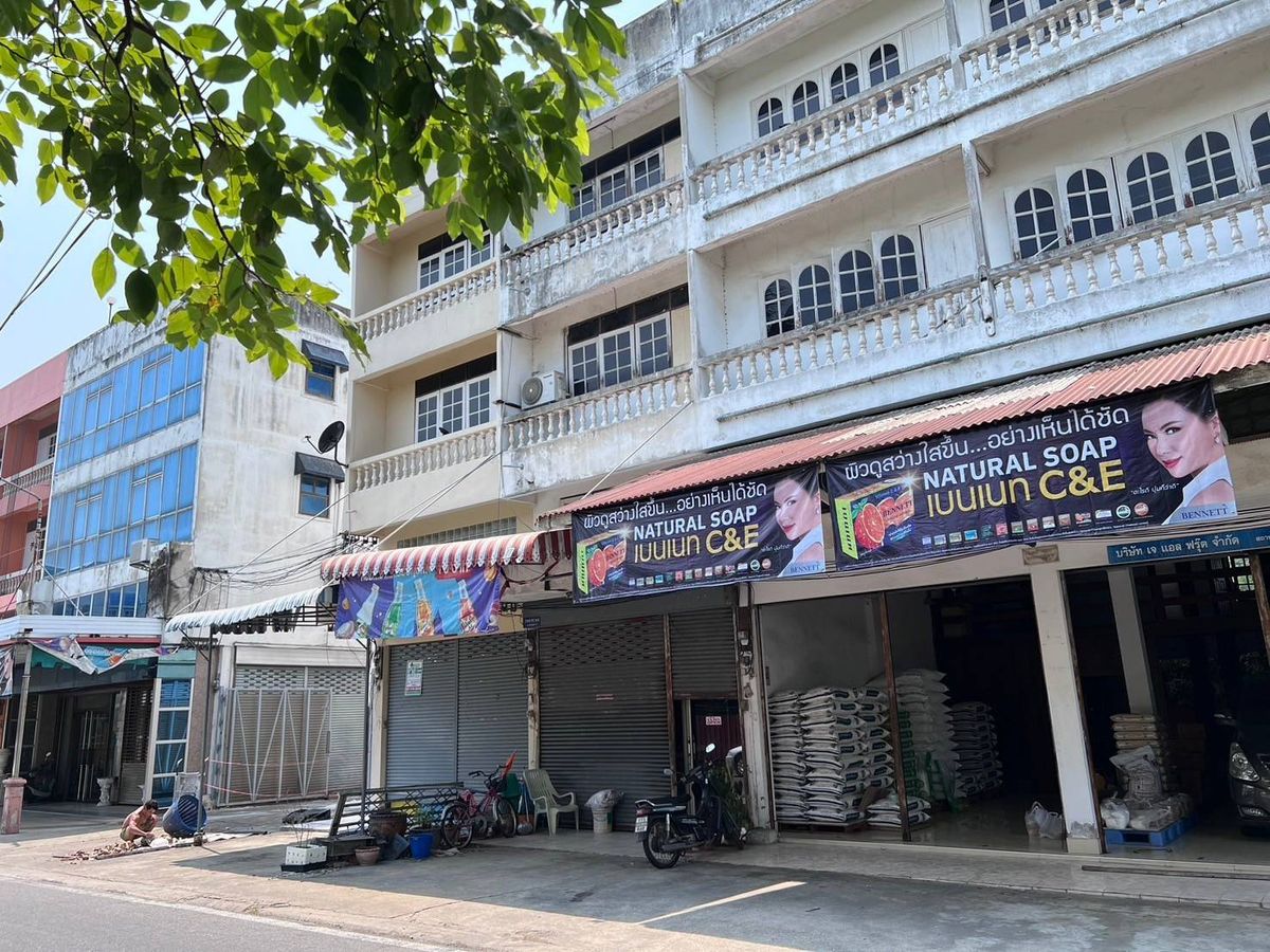 ขายอาคารพาณิชย์นครปฐม : ขาย อาคารพาณิชย์ 3 ชั้นครึ่ง ติดถนนทางเข้าตลาดเทศบาลสามพราน เหมาะทำธุรกิจค้าขาย ห้องเช่า