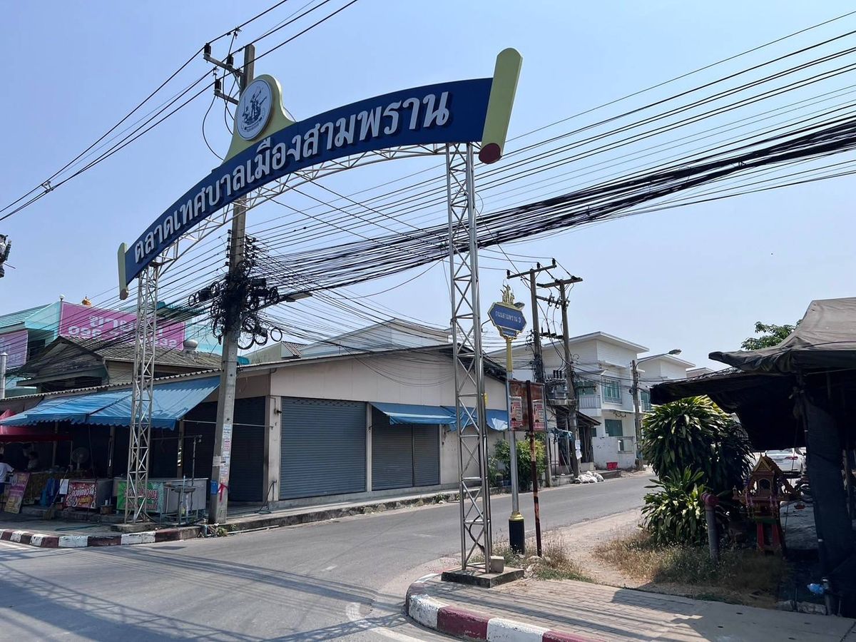 ขายอาคารพาณิชย์นครปฐม : ขาย อาคารพาณิชย์ 3 ชั้นครึ่ง ติดถนนทางเข้าตลาดเทศบาลสามพราน เหมาะทำธุรกิจค้าขาย ห้องเช่า