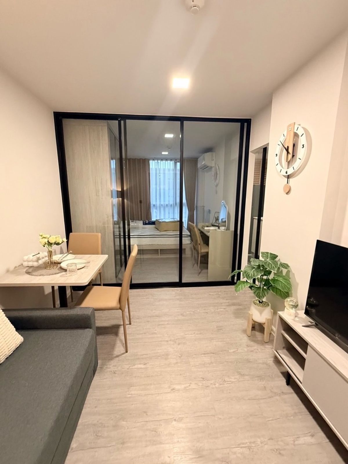 For RentCondoBangna, Bearing, Lasalle : Condo for rent atmoz Tropicana Bangna (Atmos Tropica Bangna) Room size: 28 sq.mons: 7 Building/Building: E ​​Price: 11,000 baht. Nearby: Yellow Line