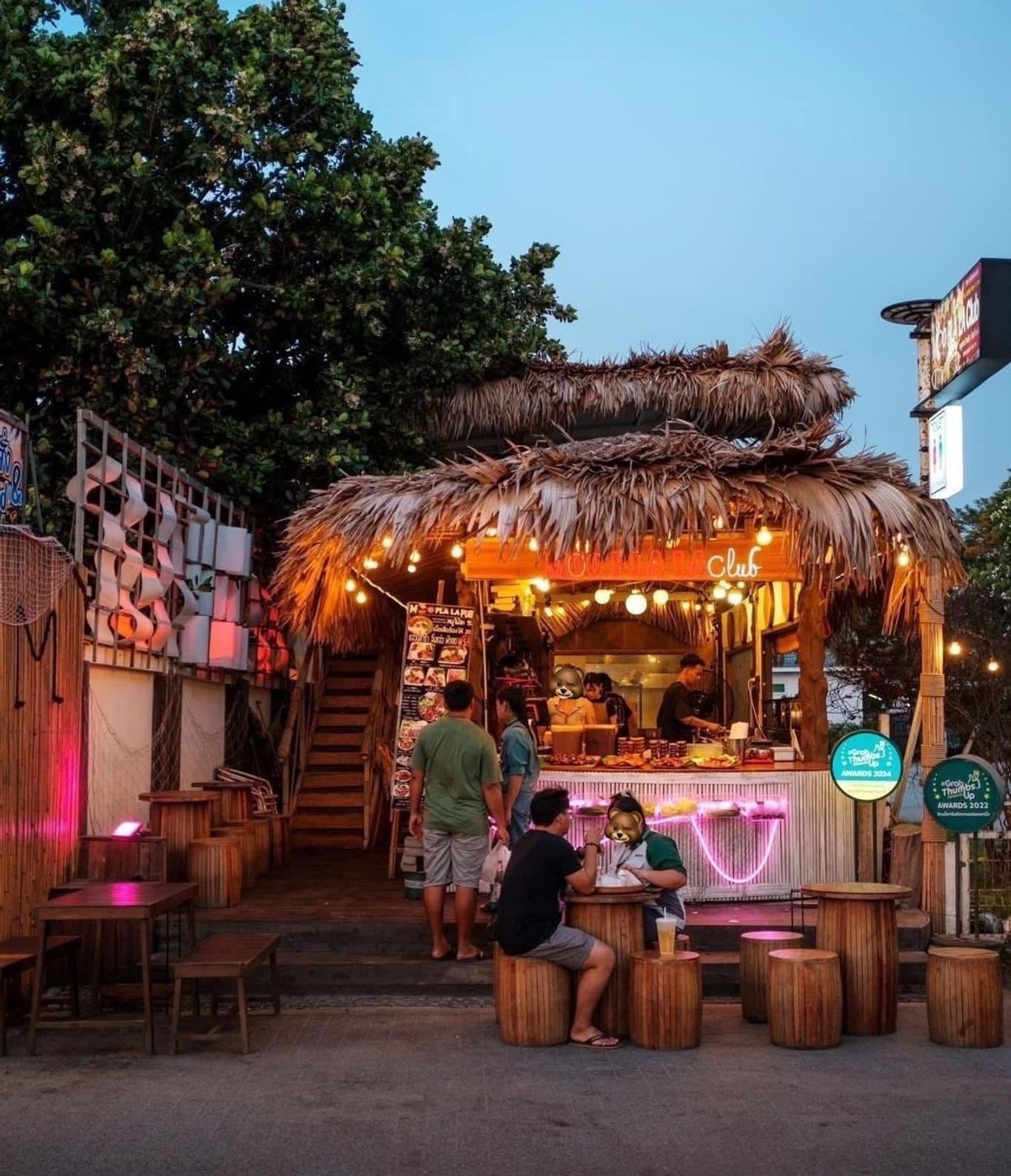 For LeaseholdRetail SpacePattaya, Bangsaen, Chonburi : Lease the restaurant next to Bangsaen Beach, Won Beach, shop on the main road Can receive more than 50+ customers