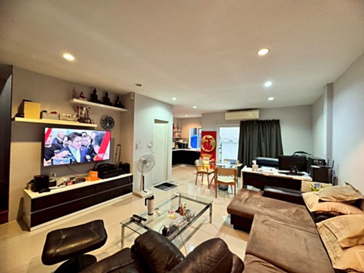 For SaleTownhomePattanakan, Srinakarin : Special opportunity! 3 -story townhouse for sale, brand new condition Ready Golden Location Development 44 (N.1884)