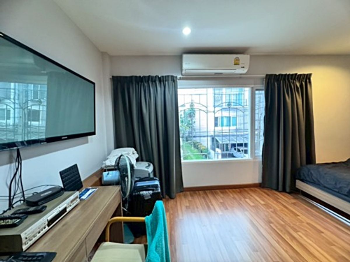 For SaleTownhomePattanakan, Srinakarin : Special opportunity! 3 -story townhouse for sale, brand new condition Ready Golden Location Development 44 (N.1884)