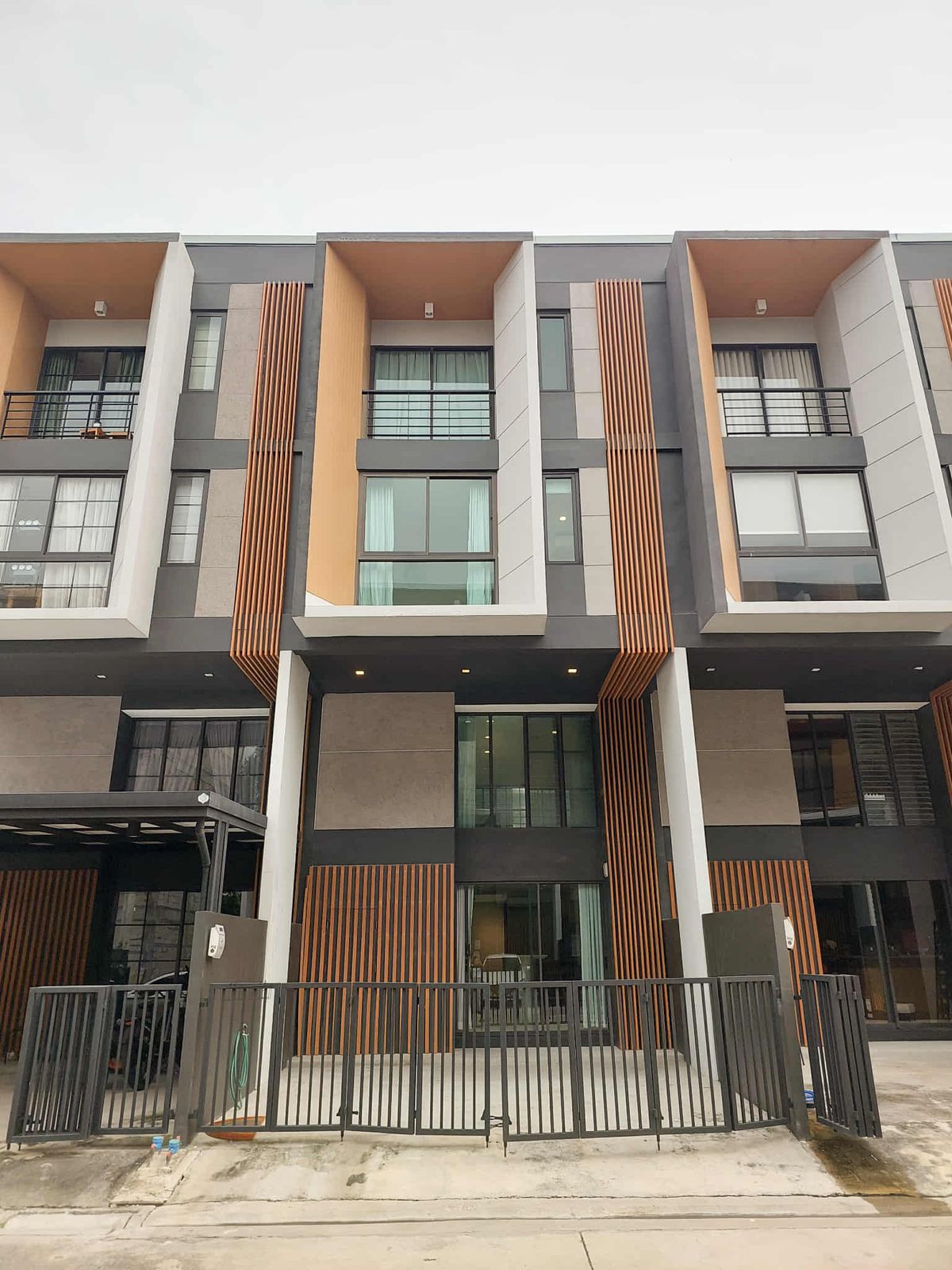ให้เช่าทาวน์โฮมพัฒนาการ ศรีนครินทร์ : 🏡 For Rent | Shizen Pattanakarn 32 | 3 Bed 4 Bath | Pet-Friendly | Prime Location
