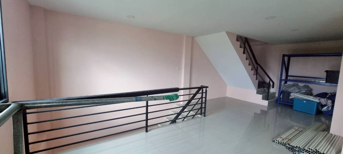 Shop HouseChachoengsao : Selling and renting a 3.5 -story luxury commercial building on the 3481 road, Nang Nam Priao District, Chachoengsao Province