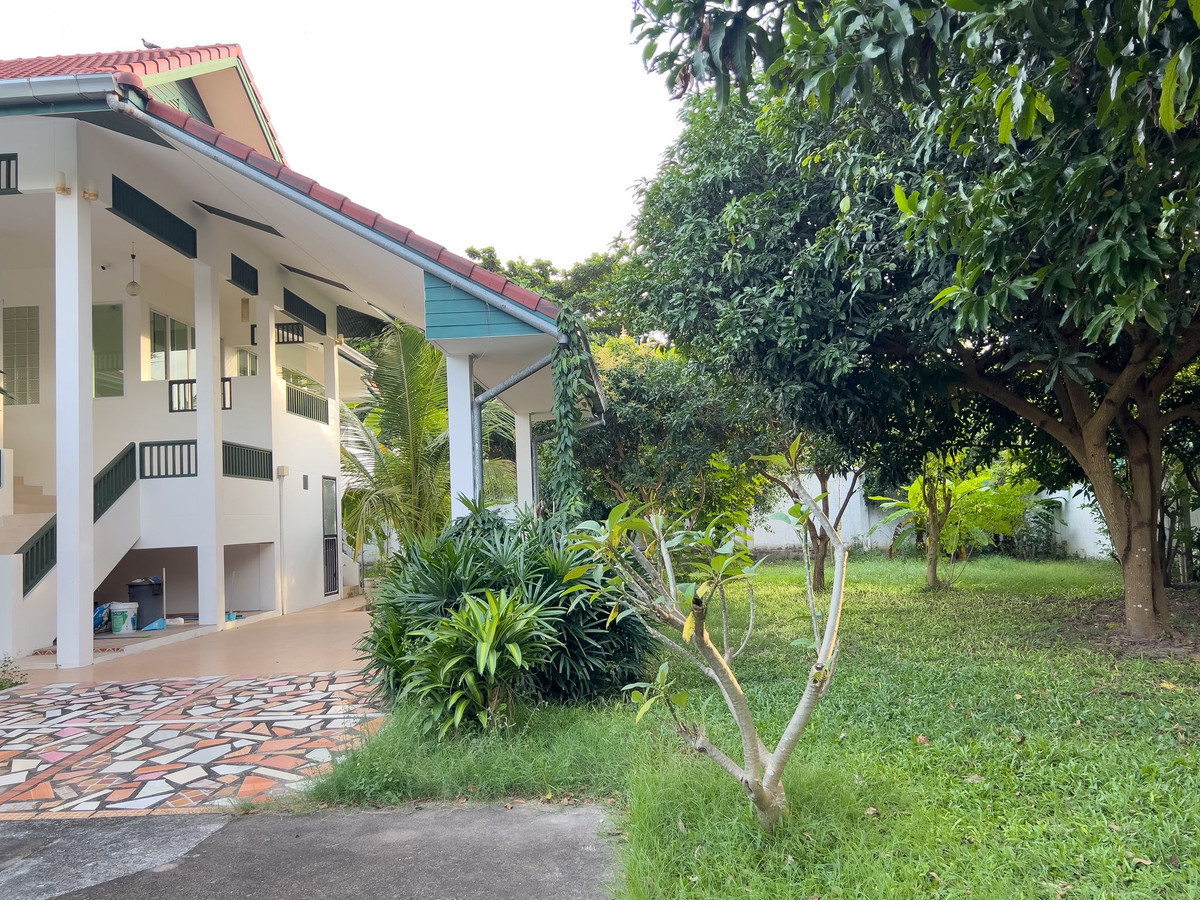 For SaleHousePattaya, Bangsaen, Chonburi : House for sale in Pattaya With a private pool over 1 rai