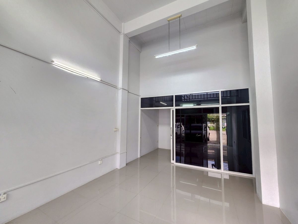 ขายอาคารพาณิชย์นวมินทร์ รามอินทรา : ขายอาคารพาณิชย์ 3.5 ชั้นพร้อมผู้เช่า เนื้อที่ 51 ตร.ว. หลังมุม ตั้งอยู่ในซอยสายไหมซอย 6