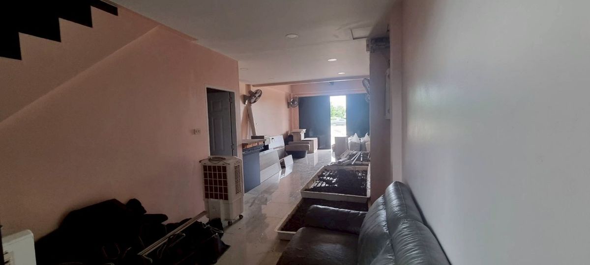 Shop HouseChachoengsao : Selling and renting a 3.5 -story luxury commercial building on the 3481 road, Nang Nam Priao District, Chachoengsao Province