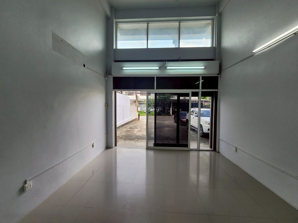 ขายอาคารพาณิชย์นวมินทร์ รามอินทรา : ขายอาคารพาณิชย์ 3.5 ชั้นพร้อมผู้เช่า เนื้อที่ 51 ตร.ว. หลังมุม ตั้งอยู่ในซอยสายไหมซอย 6