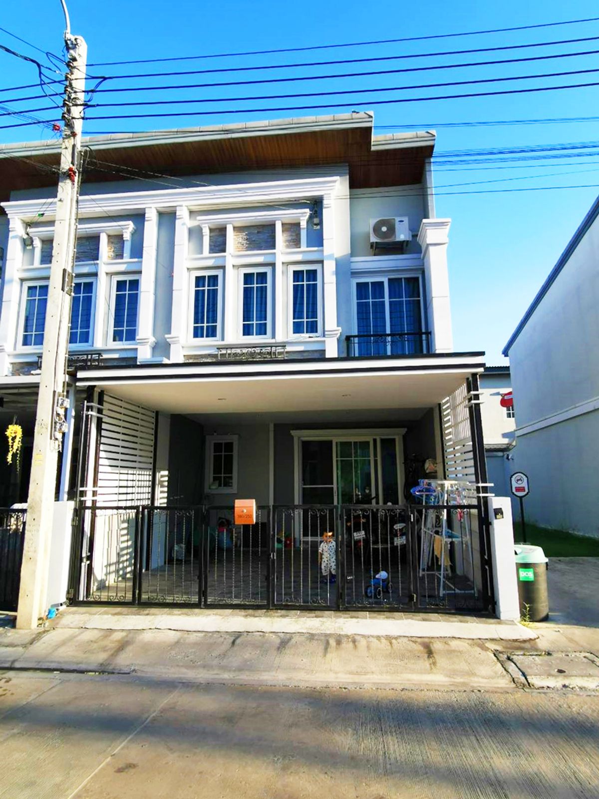 ให้เช่าทาวน์โฮมลาดกระบัง สุวรรณภูมิ : ให้เช่า ทาวน์เฮ้าส์ 2 ชั้น หลังมุม ม.โกลเด้นทาวน์3 บางนา สวนหลวง บ้านสวย มีเฟอร์นิเจอร์ ราคา 22,000 บาท