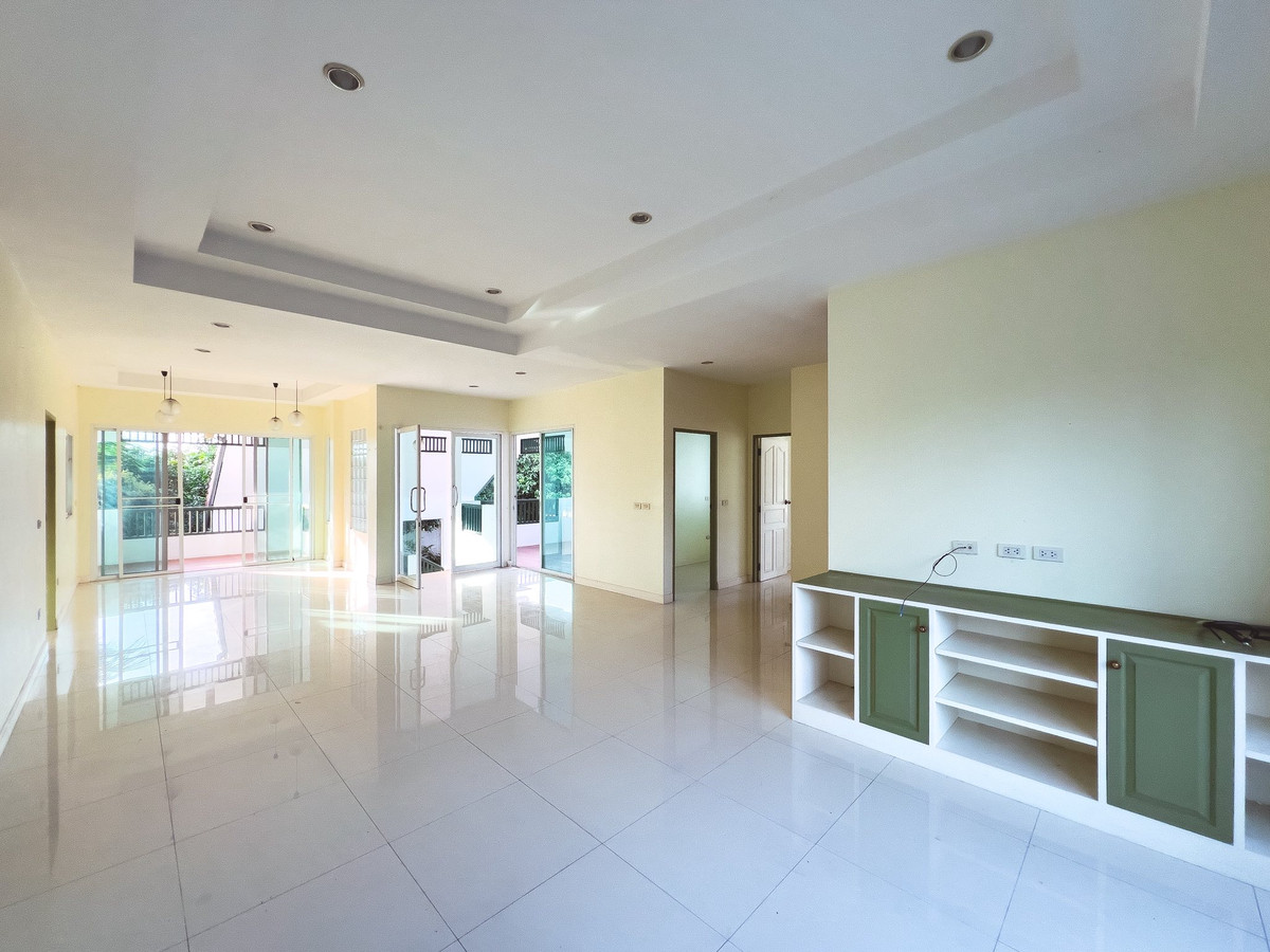 For SaleHousePattaya, Bangsaen, Chonburi : House for sale in Pattaya With a private pool over 1 rai