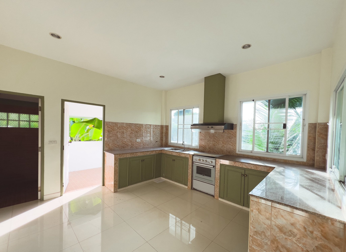 For SaleHousePattaya, Bangsaen, Chonburi : House for sale in Pattaya With a private pool over 1 rai