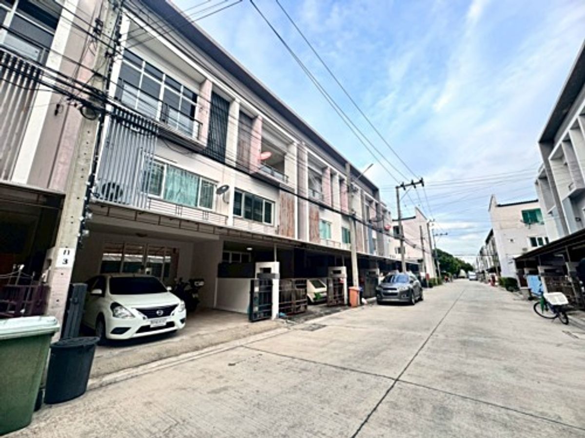 For SaleTownhomePattanakan, Srinakarin : Special opportunity! 3 -story townhouse for sale, brand new condition Ready Golden Location Development 44 (N.1884)