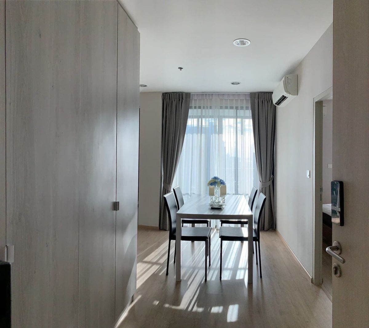 For RentCondoRatchathewi,Phayathai : (For Rent) Corner Unit 2 Beds 2 Baths 60 Sqm. Fully furnished, unblock view - READY TO MOVE IN