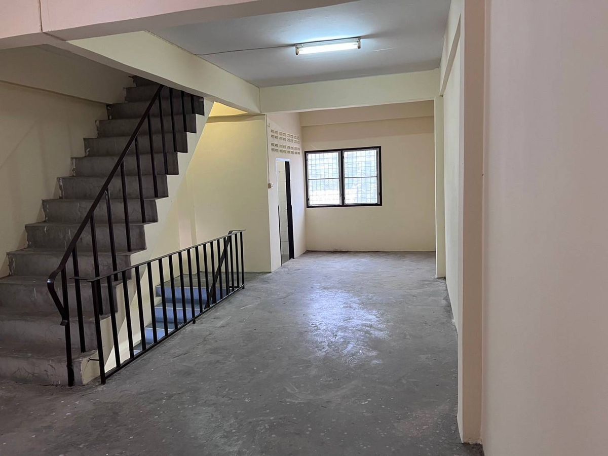 ขายอาคารพาณิชย์นครปฐม : ขาย อาคารพาณิชย์ 3 ชั้นครึ่ง ติดถนนทางเข้าตลาดเทศบาลสามพราน เหมาะทำธุรกิจค้าขาย ห้องเช่า